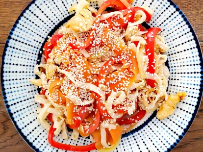 Wok de konjac aux légumes et au poulet : recette facile, sans gluten et rassasiante